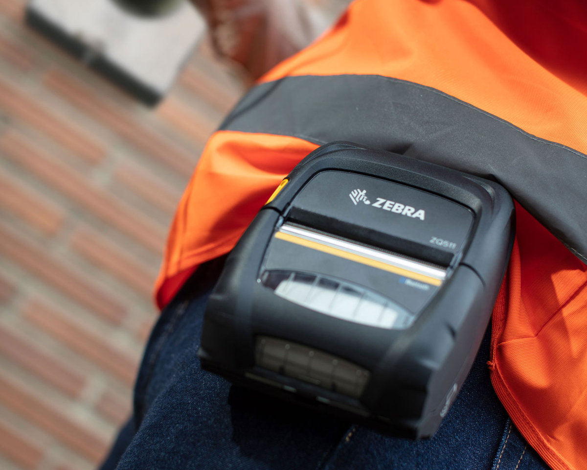 Zebra ZQ500 utilizzata da un operatore sul campo